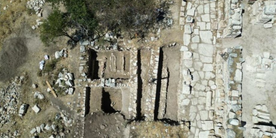 Археологи обнаружили 2200-летнюю кладовую и столовую в древнем городе