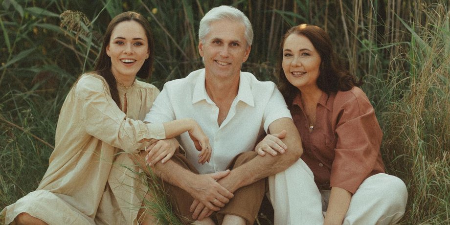 Юлія Саніна з батьками, Юлія Саніна пісні, Юлія Саніна група, Юлія Саніна голос країни, Юлія Саніна вік