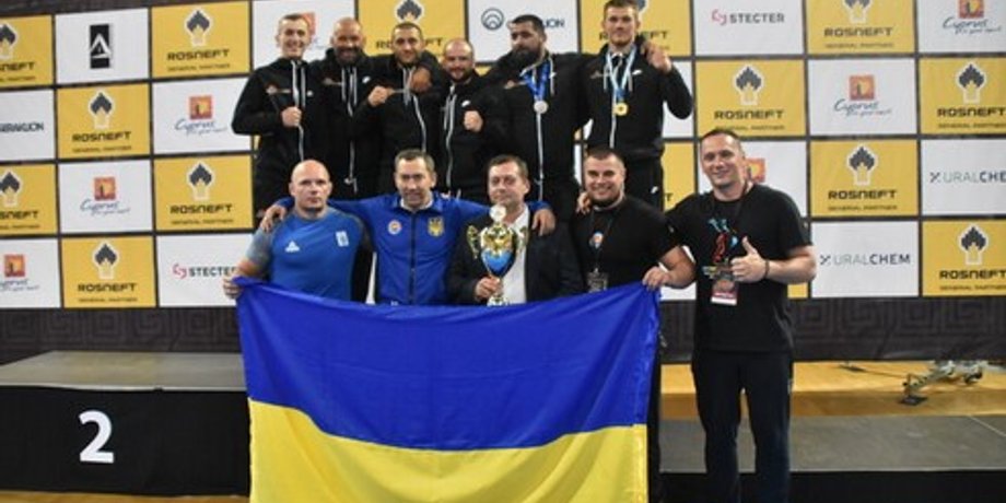 спортсмены с флагом Украины