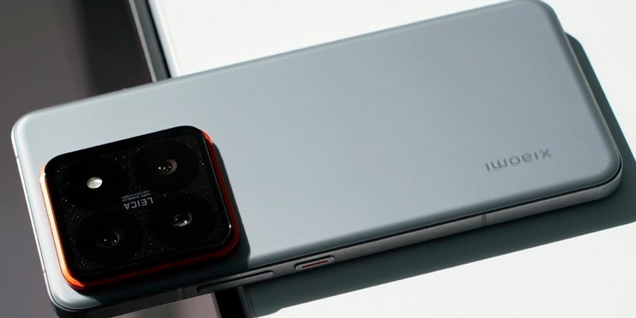 Смартфон Xiaomi 15 на столе