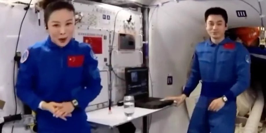Китайские астронавты находятся не в космосе: теория заговора о стакане воды разрушена