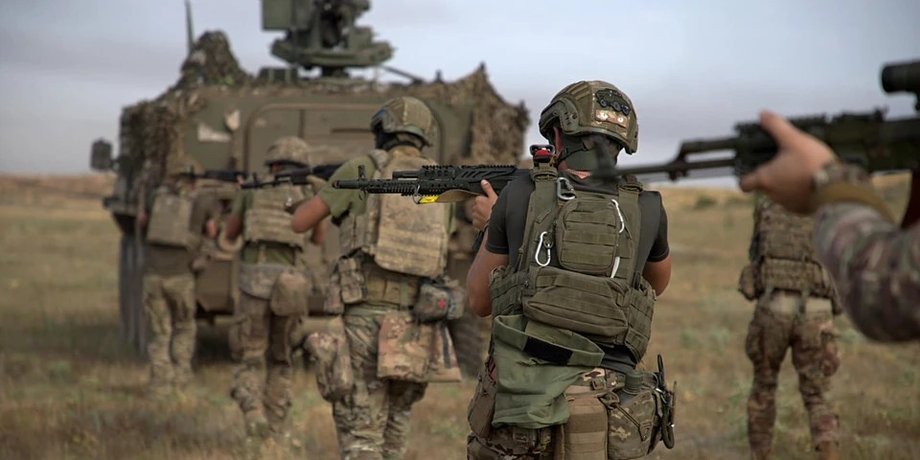 Группа украинских военных с оружием на учениях