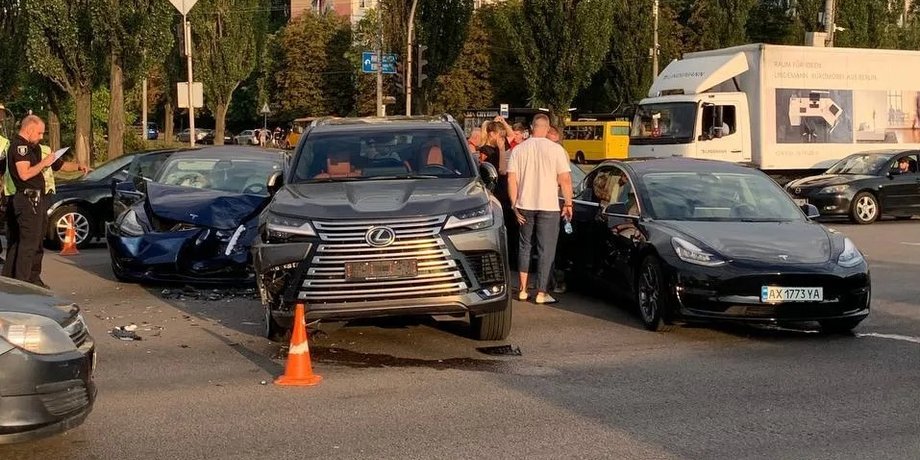 автопригода київ, автопригода в Києві, Даша Квіткова, Lexus LX, Ford Mustang, Tesla Model 3