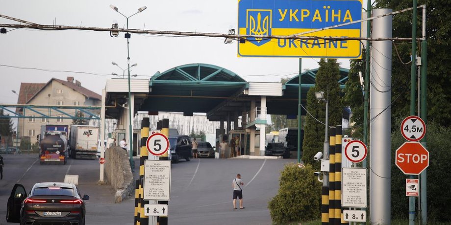 Україна виїзд за кордон, Україна виїзд, виїзд з України чоловіка, виїзд з України для чоловіків