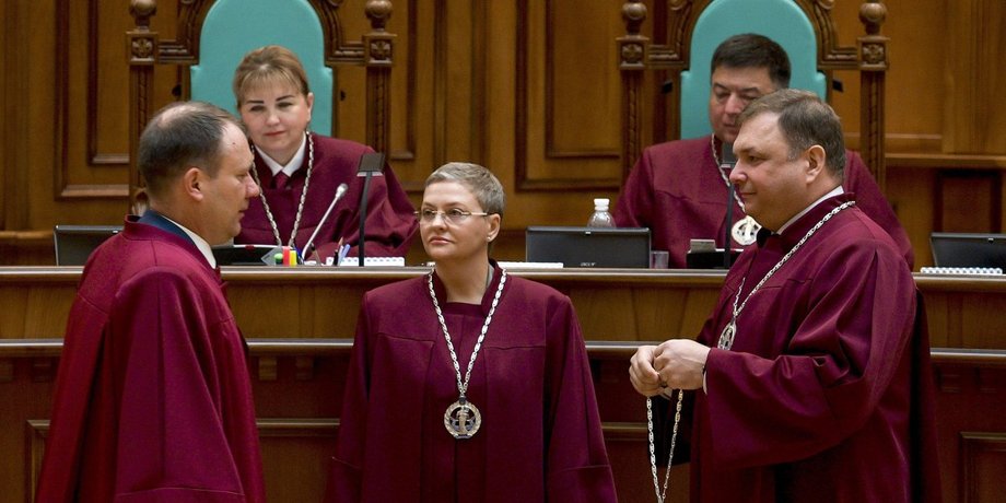 Пенсії, гроші, виплати, судді, Україна, фото