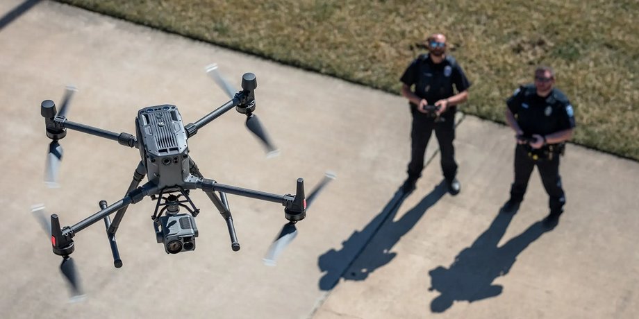 дрон DJI, дрон летит, оператор дрона, бпла, DJI