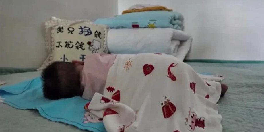 Няню бросили с ребенком, малыш, мальчик, супруги бросили ребенка, не платили няне, ребенок остался с няней, афера, обокрали няню