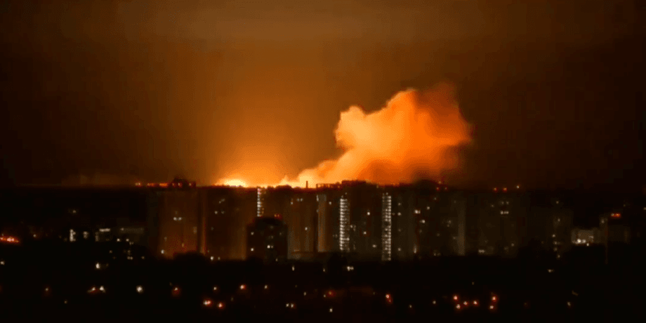 взрыв, зарево, дым, дома, город