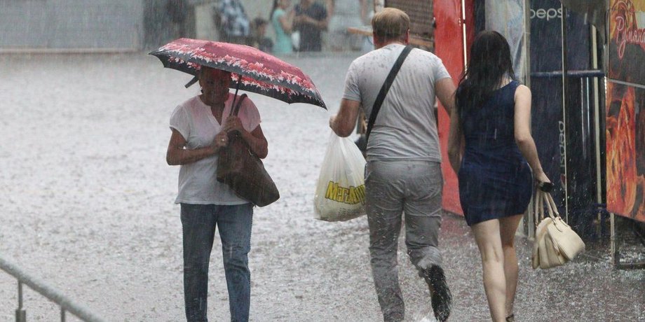 Дощ Люди на вулиці під дощем