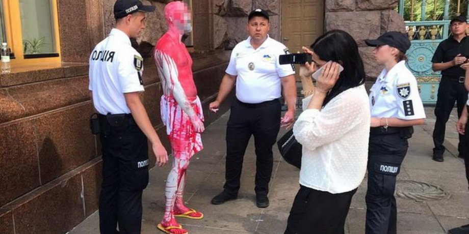 Мужчина возле здания КГГА облил себя и флагшток красной краской