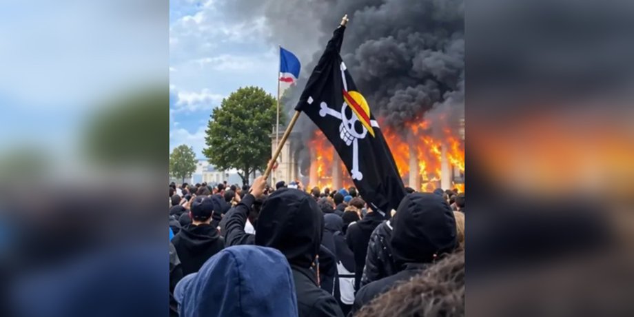 Бунт и пиратство: почему участники митингов во Франции выбрали "Весёлого Роджера" символом протеста (фото)