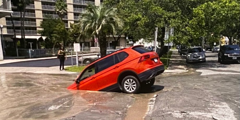 Volkswagen, Volkswagen Tiguan, Вирва, Яма, Дорога, Інцидент, Курйози, Відео, Фото, ДТП