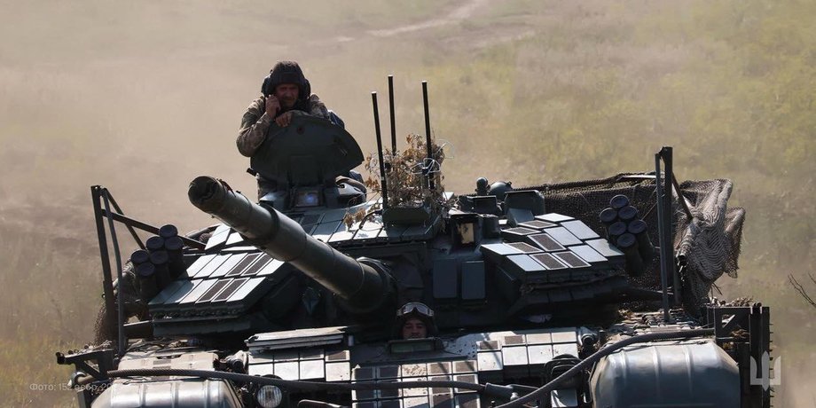 Військовий на танку ЗСУ під час війни в Україні