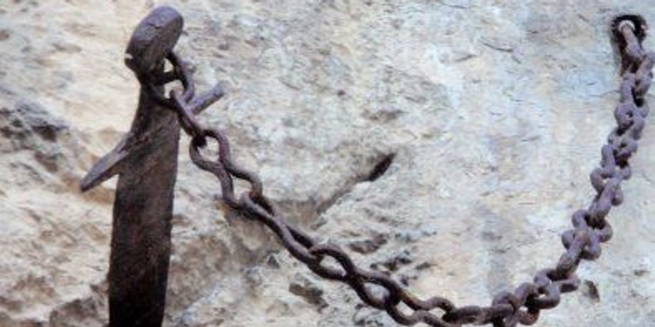 Французский Экскалибур, дюрандальский меч неожиданно исчез со скалы, кто украл экспонат, что случилось с реликвией, фото