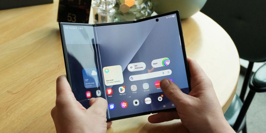 Складний смартфон Samsung Galaxy Z TriFold з трьома екранами