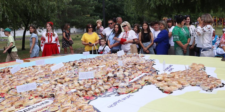 На Житомирщині склали карту України з 1500 пиріжків та встановили національний рекорд