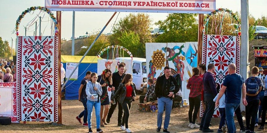 Самая большая карта Украины из колбасной нарезки