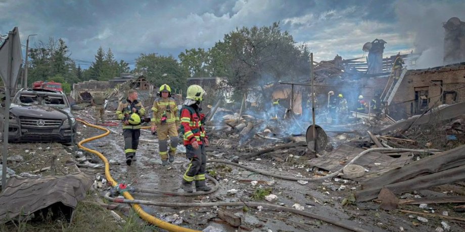 Спасатели среди развалин после удара по выставке дронов 24 июля фото спасателей среди развалин после удара по выставке дронов 24 июля