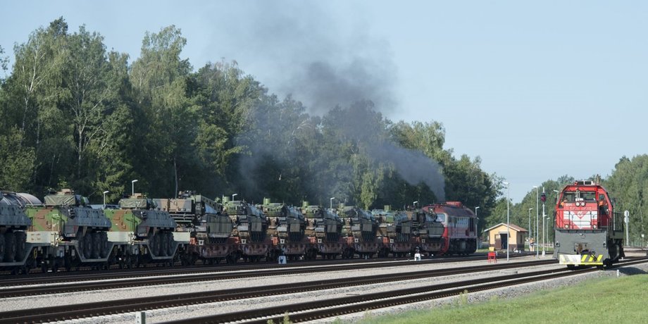 состав с военной техникой