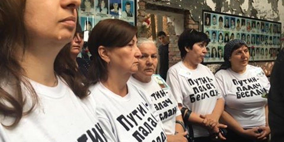 Участницы акции протеста в Беслане / Фото: facebook.com/elena.kostyuchenko.7