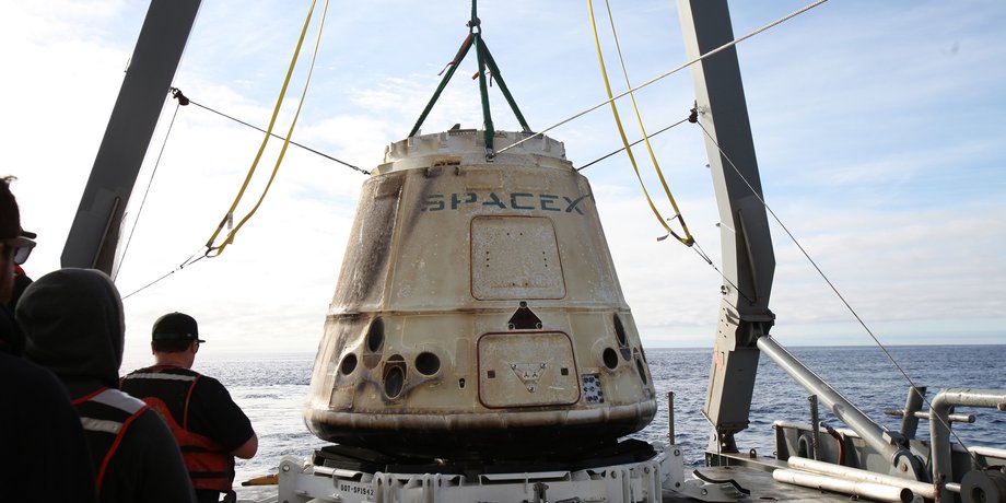 Dragon после приводнения в 2017 году / Фото: spacex.com