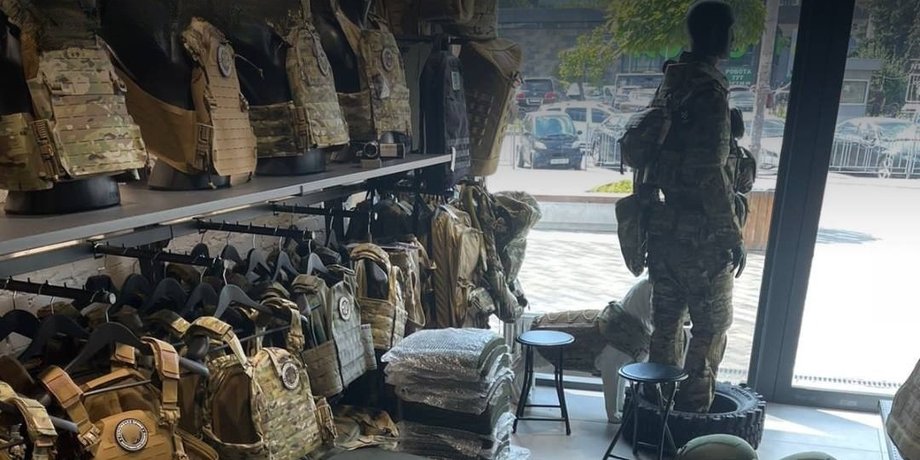 У магазині військового спорядження