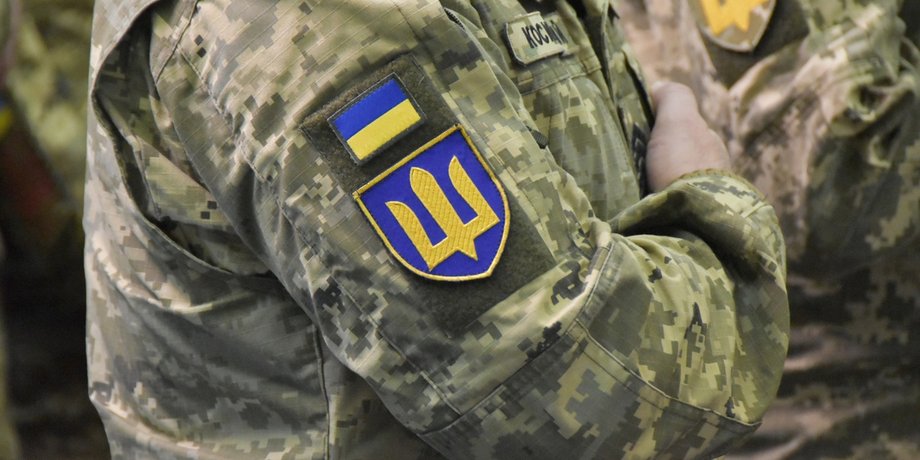 Український військовий у формі з нашивкою
