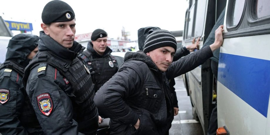 Задержание мигранта в РФ, РФ мигранты, полиция РФ мигранты, полицейский рейд РФ, рейд РФИ мигранты