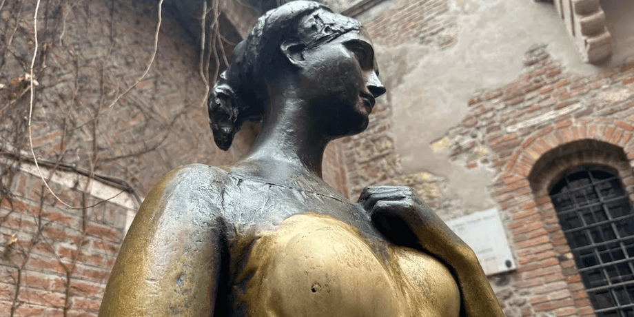 Статуя Джульетты в Италии, статуя, скульптура, туристы, наглые туристы, неосторожные туристы, архитектура, поездка в Италию