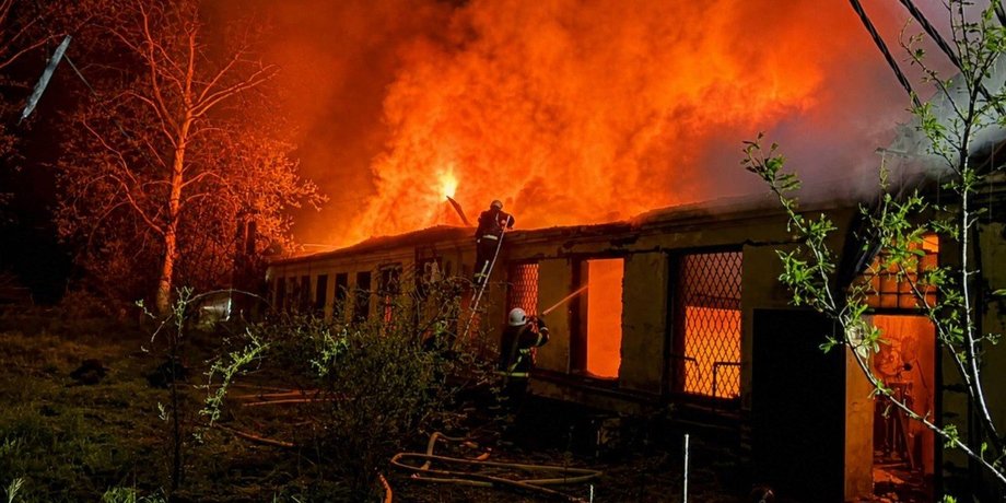 Рятувальники гасять пожежу в порту Ізмаїла