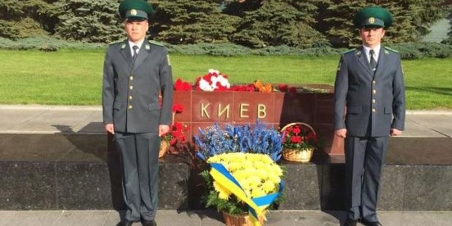 Украинский почетный караул у стелы городу-герою Киеву в Москве / Фото: facebook.com/Посольство Украины в РФ