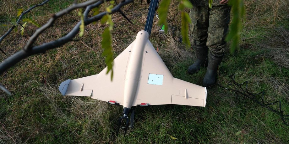 Российский военный с дроно