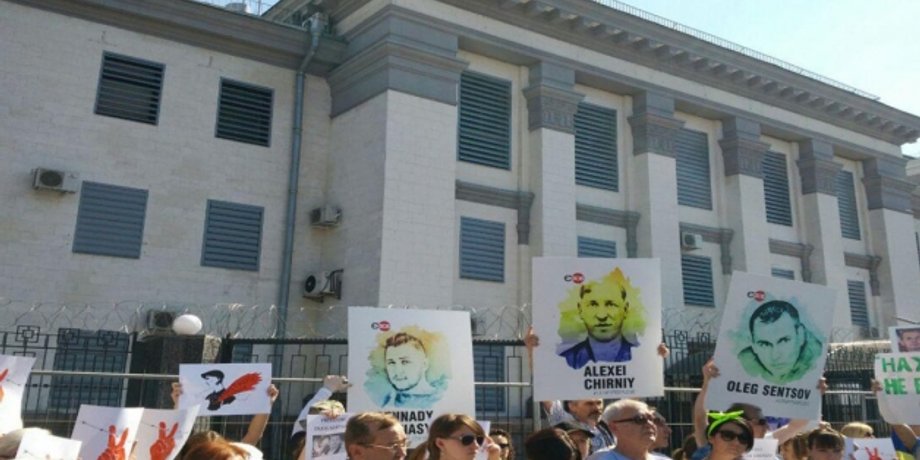 Пикет под российским посольством в Киеве / Фото: "Громадське ТБ"