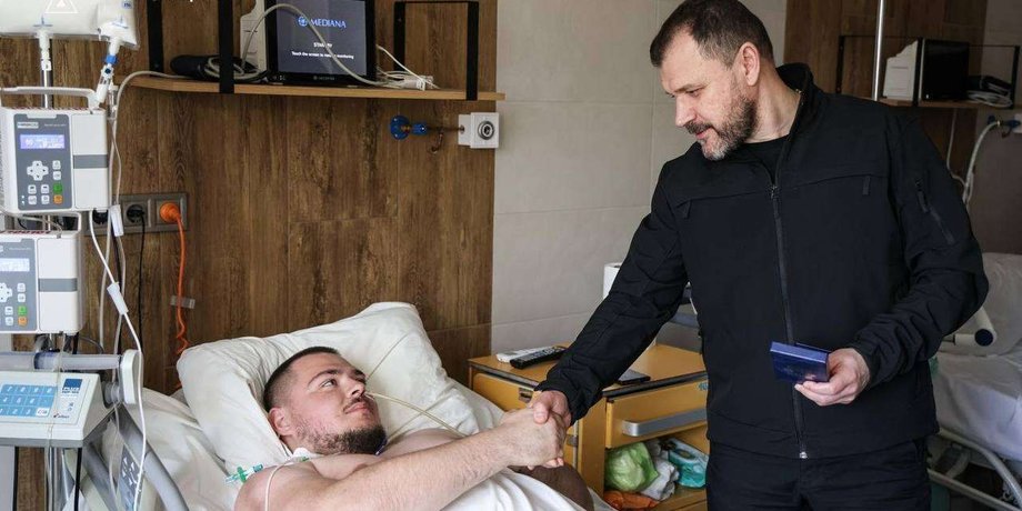 Спасатель ГСЧС лежит на больничной койке во время лечения