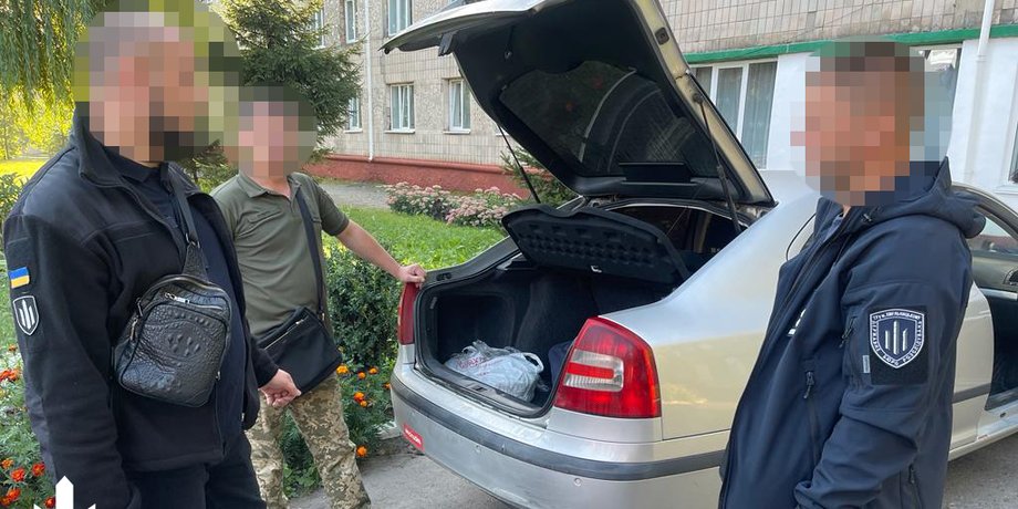 повідомлення про підозру, підозрюваний, правцівники ДБР, автомобіль