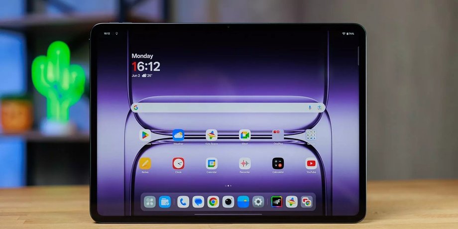 Планшет OnePlus Pad 3 на столе