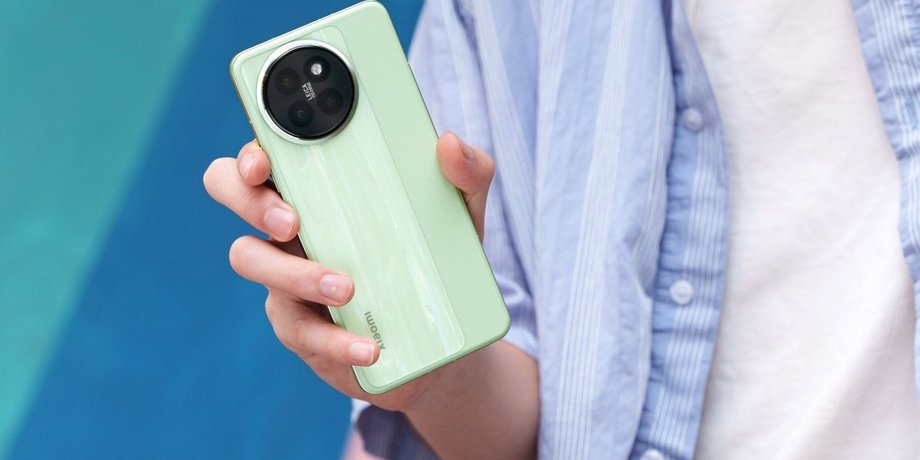 парень держит смартфон Xiaomi Civi 5 Pro