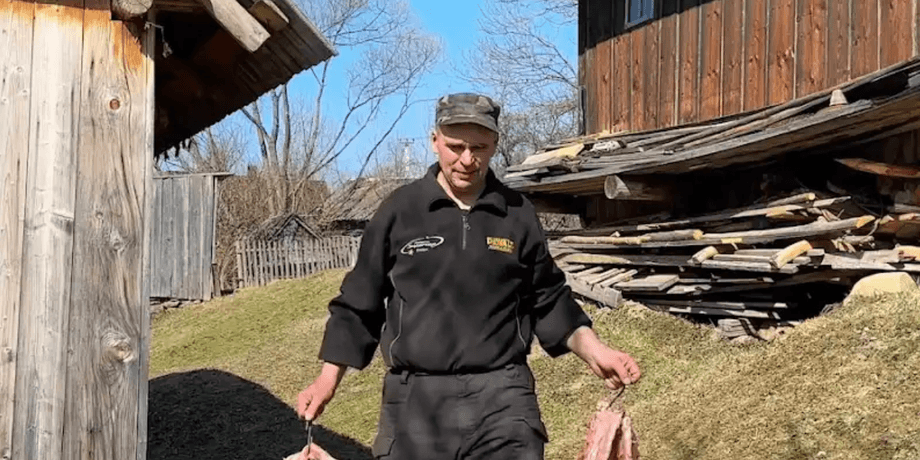 Чоловік живе в Карпатах Чоловік живе в Карпатах і показує свій побут