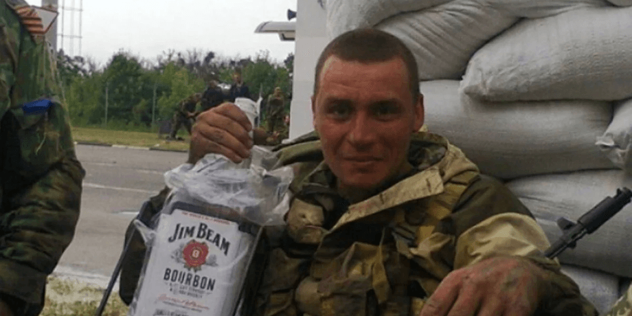 Російський солдат п'є бурбон, пияцтво російських солдатів, заборона продажу алкоголю російським солдатам, сухий закон