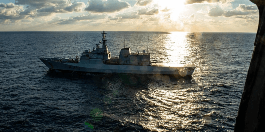 бойовий корабель у морі