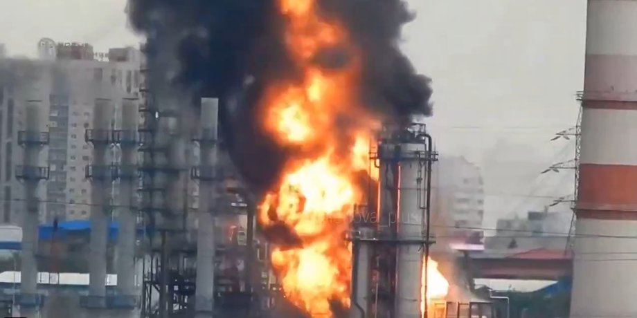 Пожежа на Московському НПЗ у Капотні, 16 червня фото стовпа вогню на Московському НПЗ у Капотні, 16 червня
