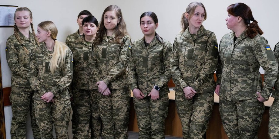 Військовослужбовиці ЗСУ у літніх польових костюмах