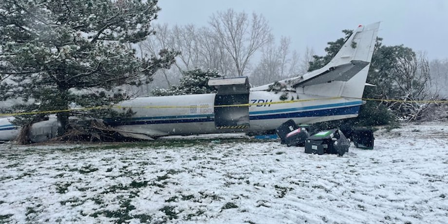 Самолет совершил посадку на поле для гольфа