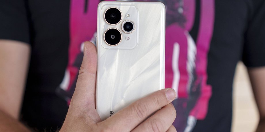 Realme 15 Pro смартфон в руке обзор