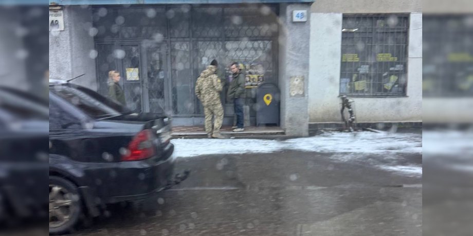 Сотрудники ТЦК и гражданские граждане во время мобилизационных мероприятий