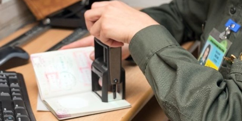 заборона на виїзд, заборона на виїзд чиновників, Кабмін, снбо, президент, виїзд чиновників за кордон