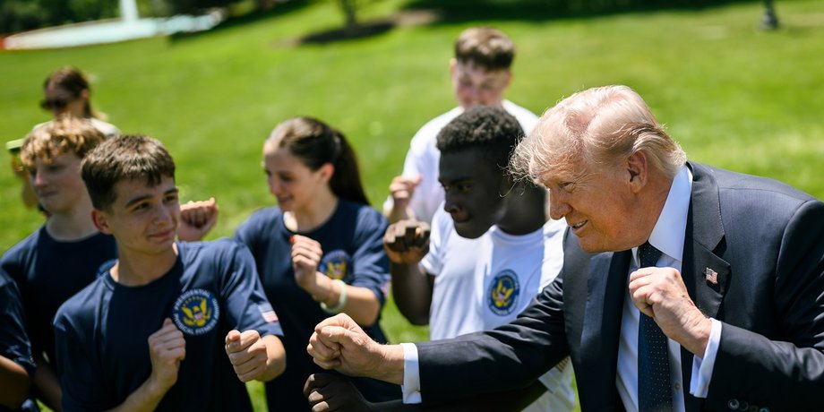 Дональд Трамп навчив студентів знаменитого танцю