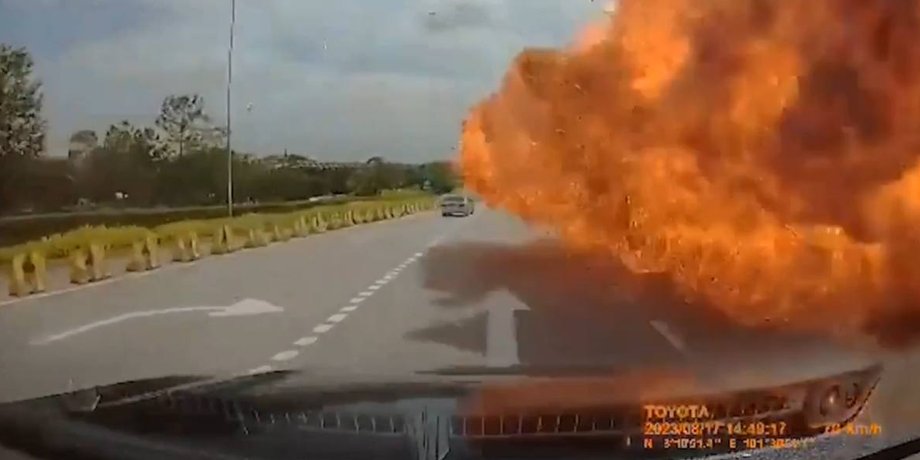 аварія літака, літак упав на дорогу, аварія, авіалайнер, жертви, авіакатастрофа, Малайзія