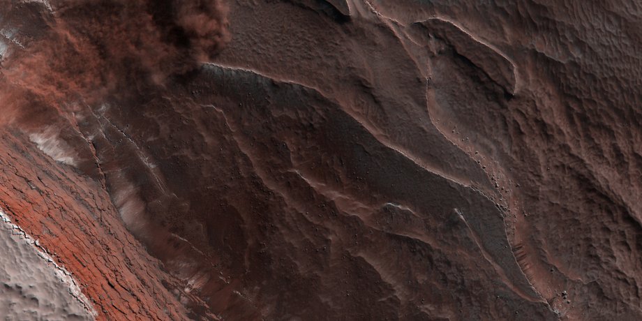 Облако пыли можно увидеть в левом верхнем углу. NASA/JPL/University of Arizona