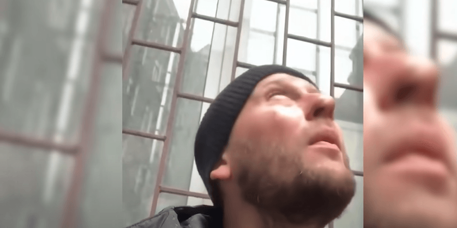 Волонтер, попадание, снаряд, здание, спонсоры
